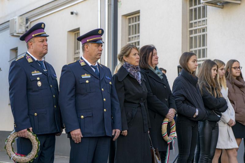 Megemlékezés a Szabolcs Szatmár Bereg megyei bűntetés-végrehajtási intézetnél elhelyezett emléktáblánál