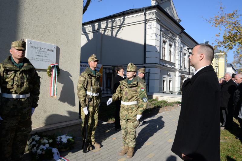 Megemlékezés Reviczky Imre ezredes emléktáblája előtt
