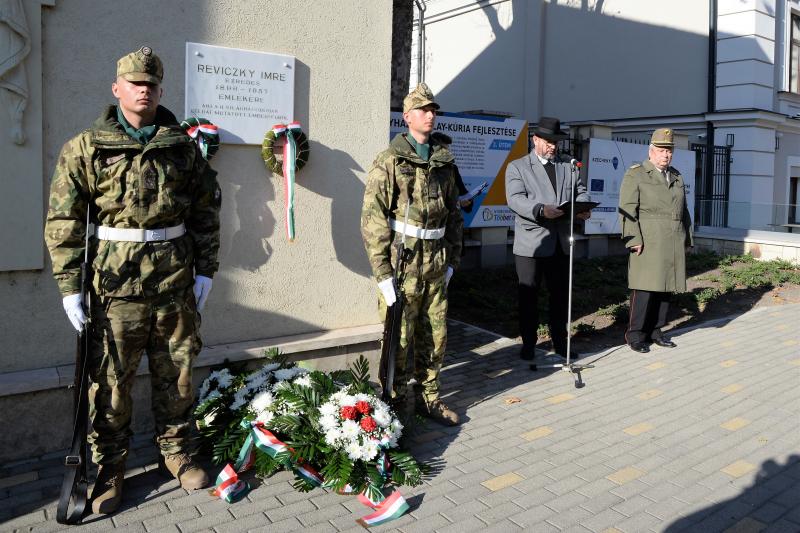 Megemlékezés Reviczky Imre ezredes emléktáblája előtt