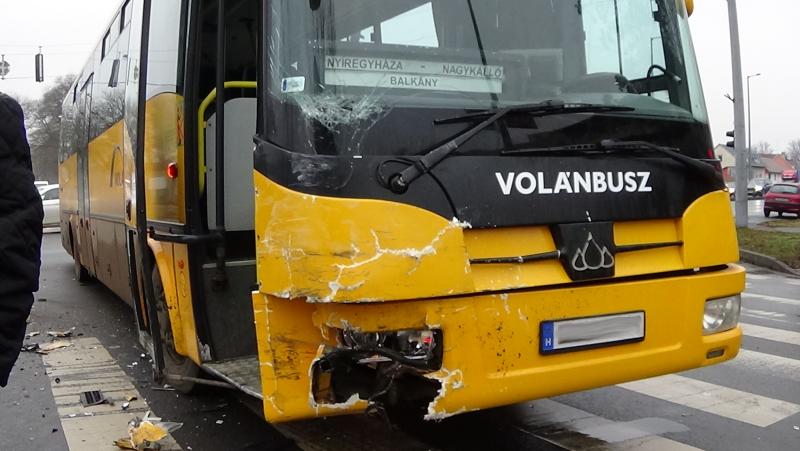 Milliós anyagi kárral járó baleset, autóbusz és teherautó ütközött