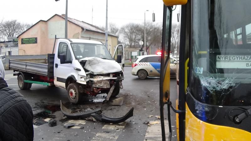 Milliós anyagi kárral járó baleset, autóbusz és teherautó ütközött