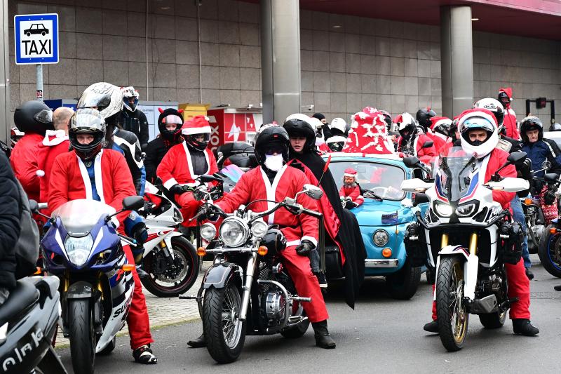 Motoros mikulások felvonulása Nyíregyháza utcáin