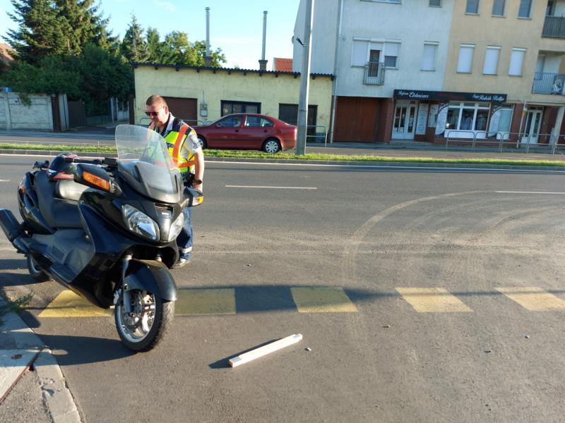 Motorosbaleset a Szegfű utcán