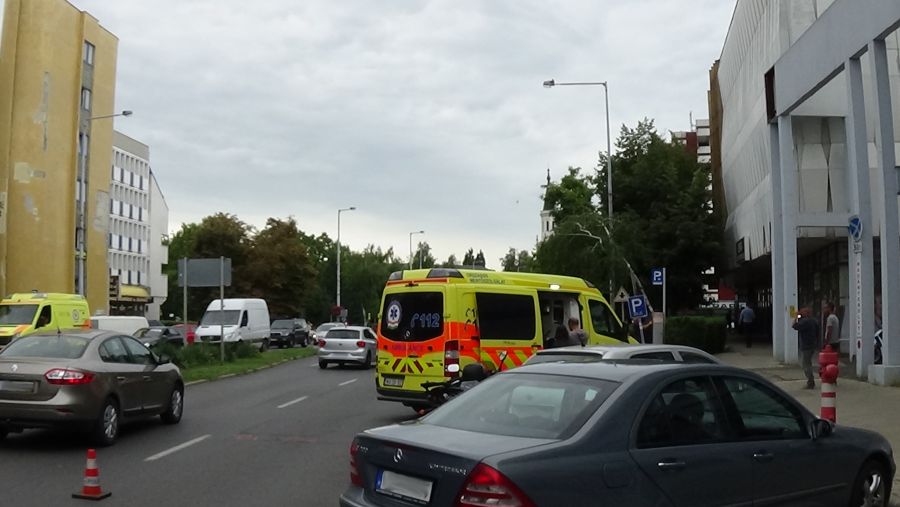 Motorossal ütközött egy jármű a Zrínyi Ilona utcán