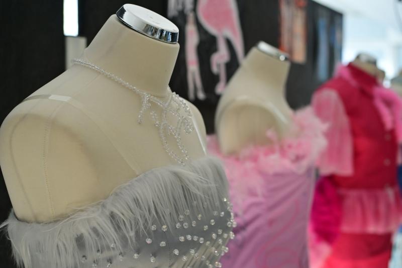 NYSZC divattervezőinek kiállítása a kulturális központban 2025