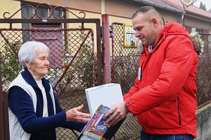 Önkormányzati karácsonyi ajándékcsomagot kapnak a nyíregyházi nyugdíjasok