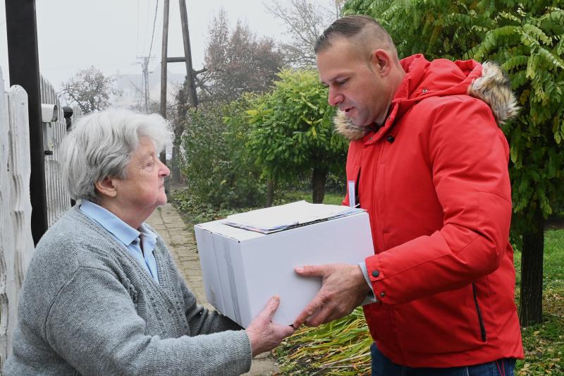 Önkormányzati karácsonyi ajándékcsomagot kapnak a nyíregyházi nyugdíjasok