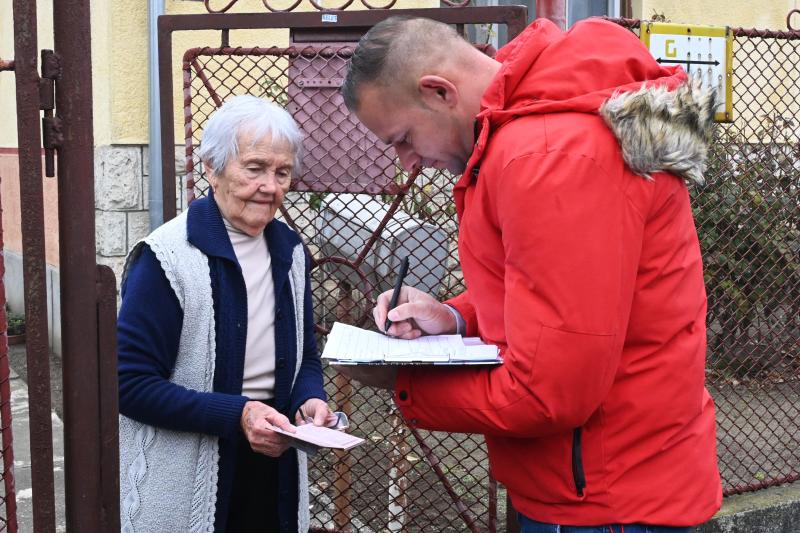 Önkormányzati karácsonyi ajándékcsomagot kapnak a nyíregyházi nyugdíjasok