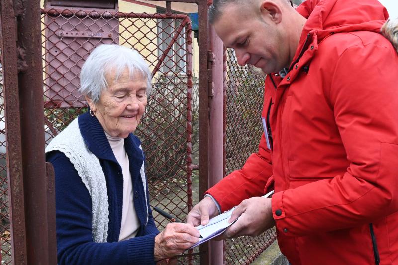 Önkormányzati karácsonyi ajándékcsomagot kapnak a nyíregyházi nyugdíjasok