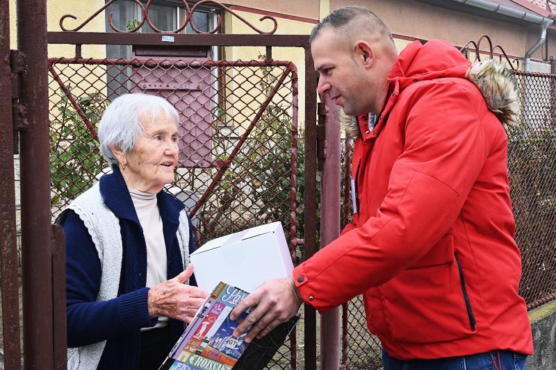 Önkormányzati karácsonyi ajándékcsomagot kapnak a nyíregyházi nyugdíjasok