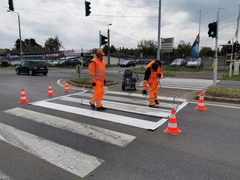 Orosi út - Festik az útburkolati jeleket