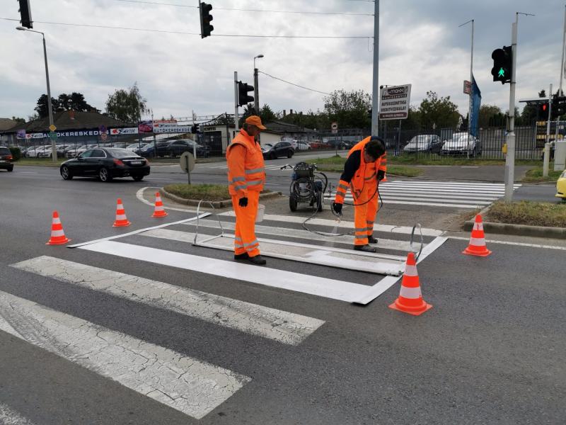 Orosi út - Festik az útburkolati jeleket