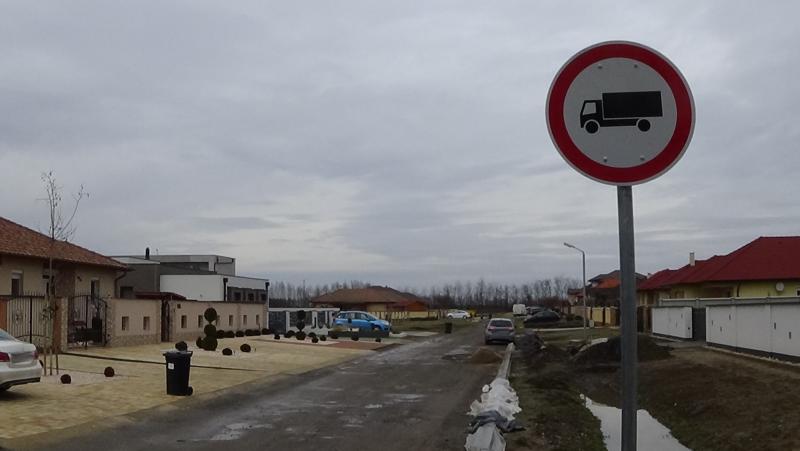 Oroson a Napkelte utcára tilos behajtani teherautóval a Mezsgye utcáról