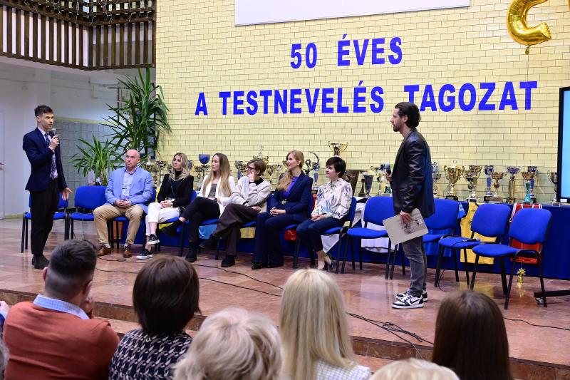 Pódiumbeszélgetés a  Nyíregyházi Vasvári Pál Gimnázium 50 éves testnevelési tagozatának ünnepségén