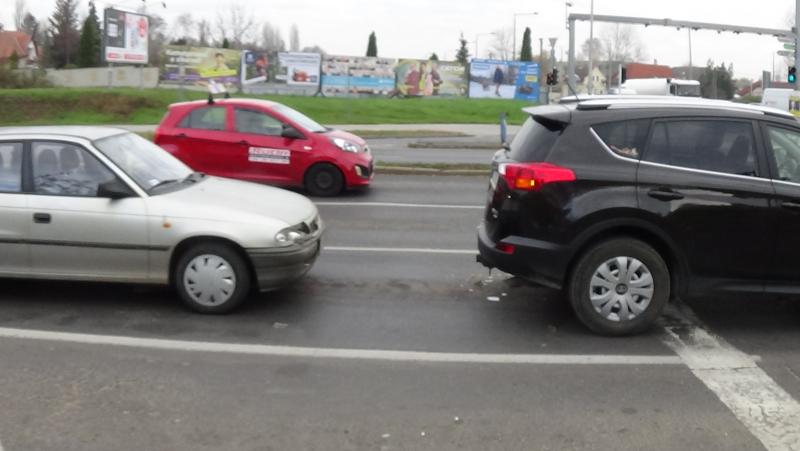 Ráfutásos baleset történt a Pazonyi téren