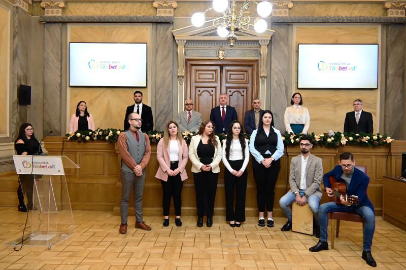 Roma díjátadó a Városházán