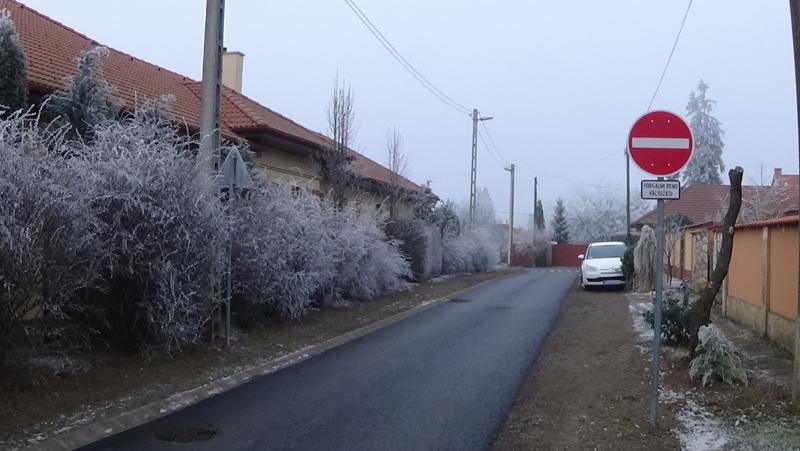 Sebességlassító borda a Napsugár utcában