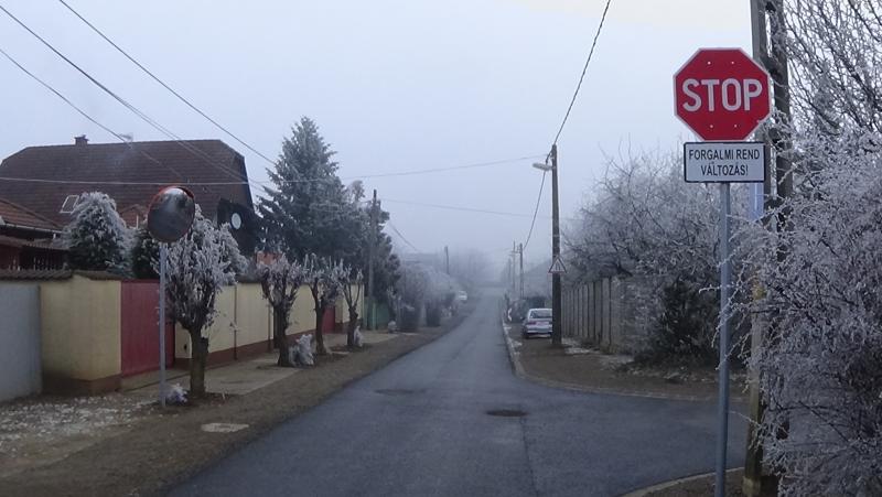 Sebességlassító borda a Napsugár utcában