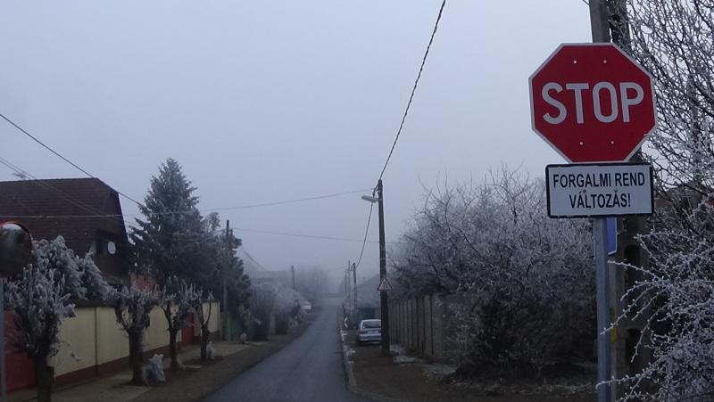 Sebességlassító borda a Napsugár utcában