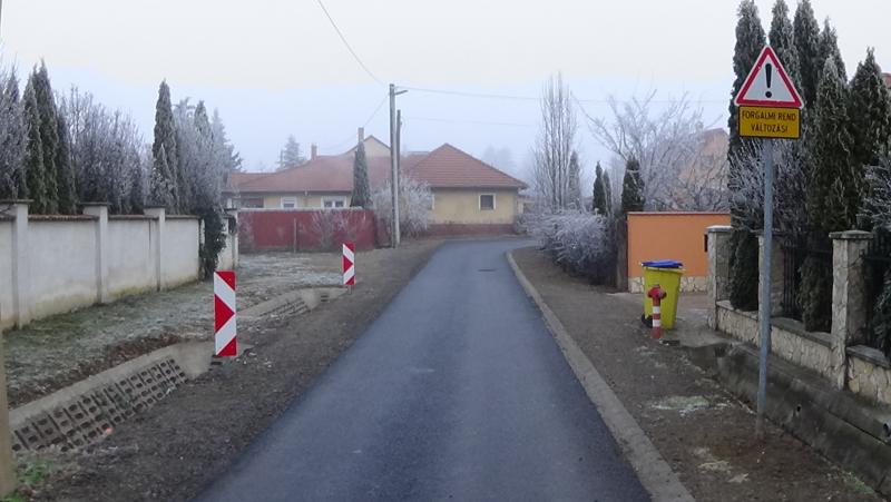 Sebességlassító borda a Napsugár utcában