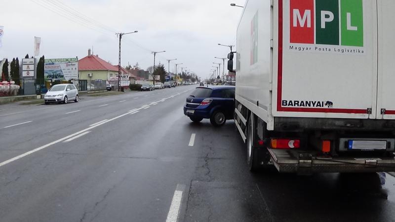 Személyautó és teherautó karambolozott a Debreceni úton