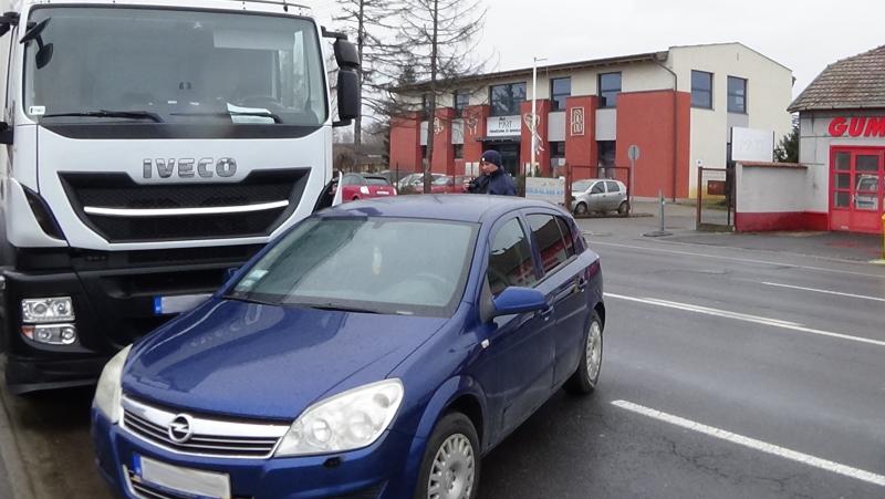 Személyautó és teherautó karambolozott a Debreceni úton
