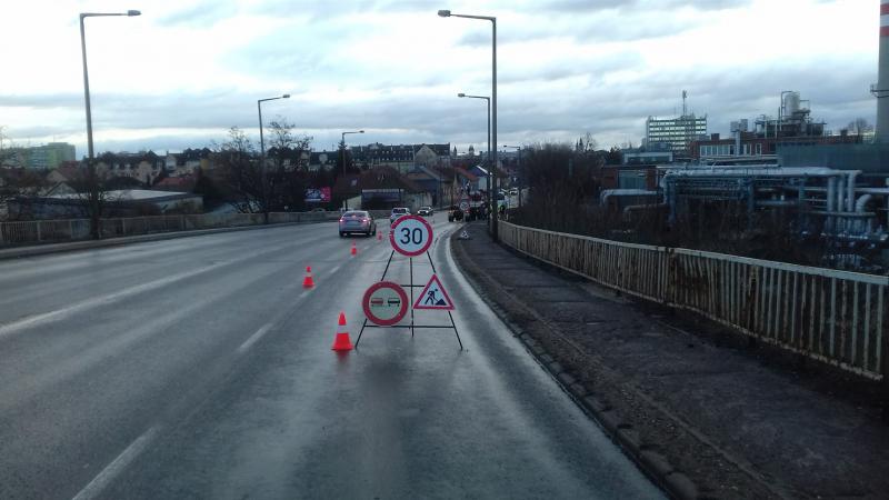 Tartanak a helyreállítási munkálatok az esti baleset után a Tiszavasvári úti felüljárón
