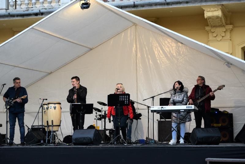 Tavaszi vásár  - Mentha Project koncert a Kossuth téren
