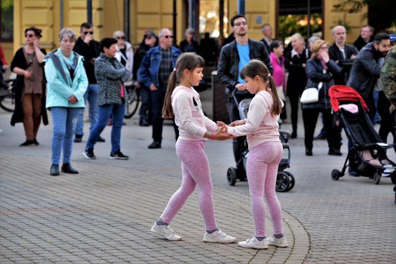 Tavaszi zsongás a Kossuth téren - a Polip együttes koncertje