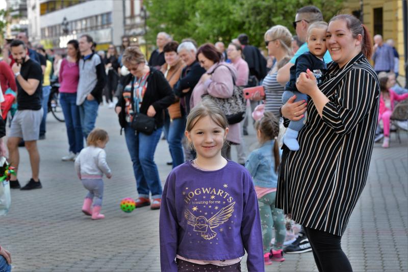 Tavaszi zsongás a Kossuth téren -  a Szívtiproll zenekar koncertje