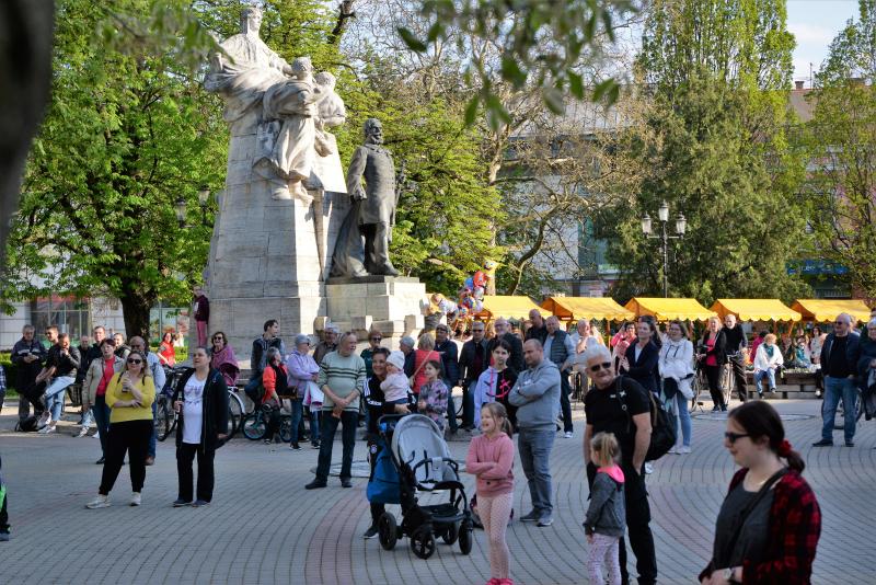 Tavaszi zsongás a Kossuth téren -  a Szívtiproll zenekar koncertje