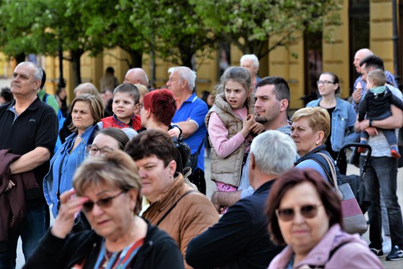 Tavaszi zsongás a Kossuth téren -  a Szívtiproll zenekar koncertje