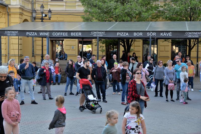 Tavaszi zsongás a Kossuth téren -  a Szívtiproll zenekar koncertje