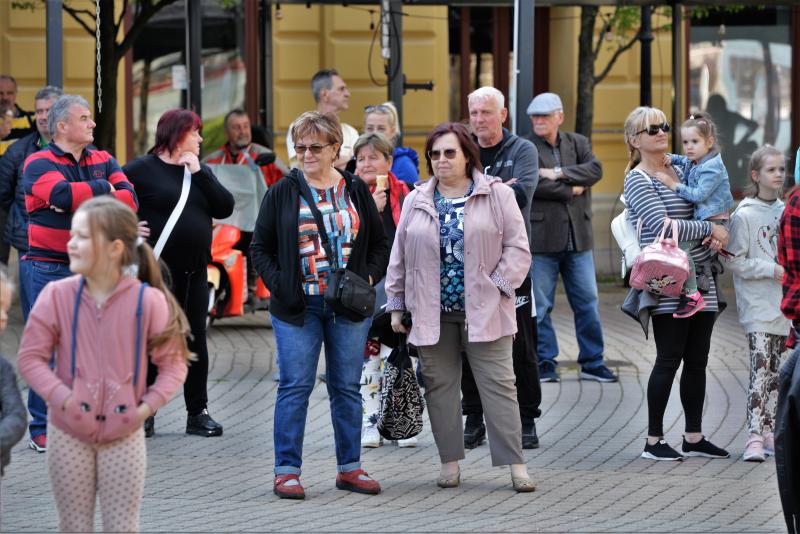 Tavaszi zsongás a Kossuth téren -  a Szívtiproll zenekar koncertje