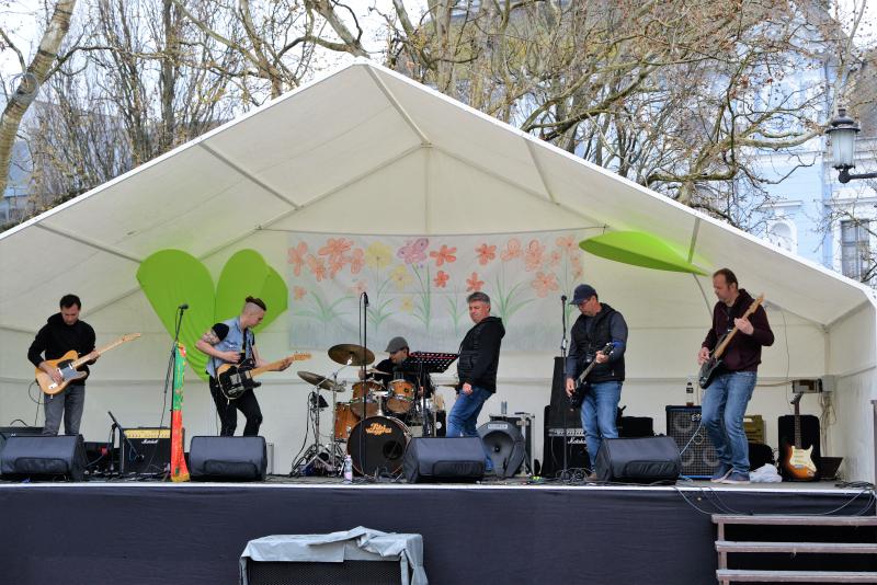 Tavaszi zsongás a Kossuth téren - Tibi a hegyről koncert