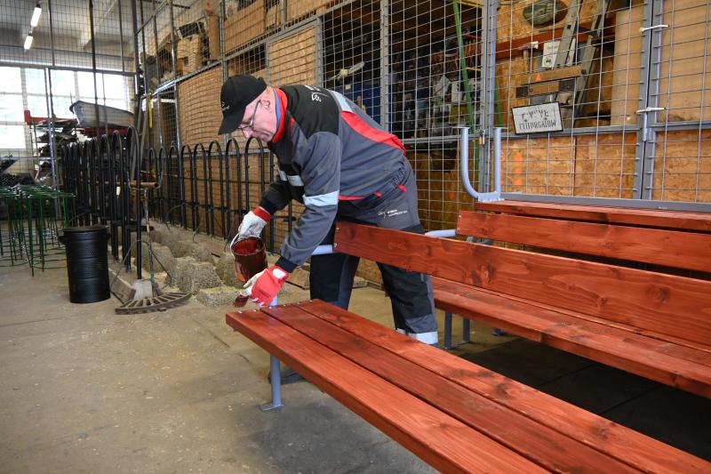 Téli karbantartás - festik a kültéri padokat a Nyírvv-nél