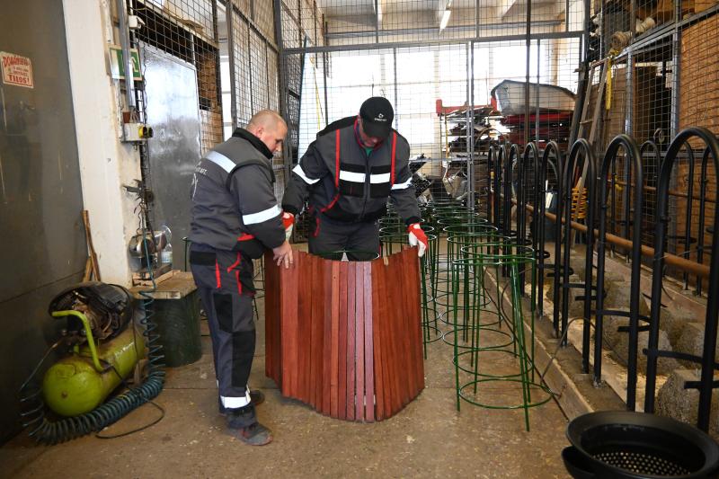 Téli karbantartás - festik a kültéri padokat a Nyírvv-nél