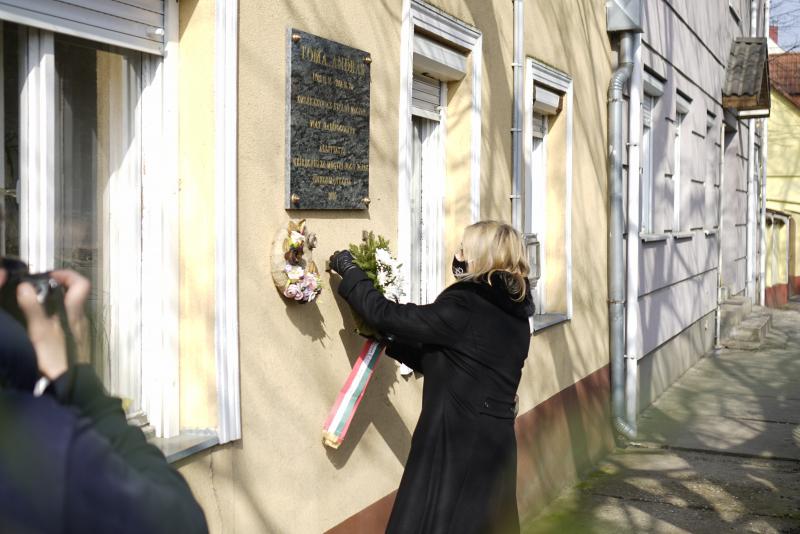 Toma András, az utolsó magyar hadifogoly Virág utcai emléktáblájának koszorúzása