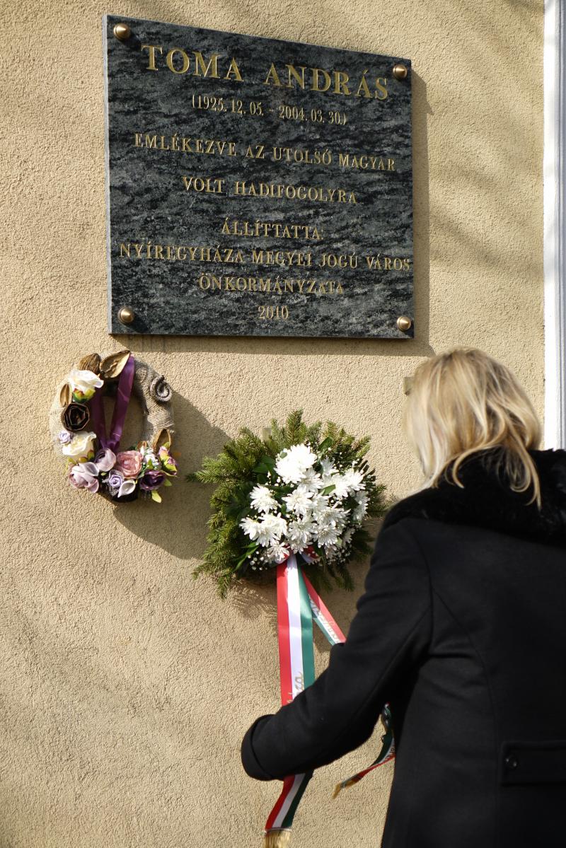 Toma András, az utolsó magyar hadifogoly Virág utcai emléktáblájának koszorúzása