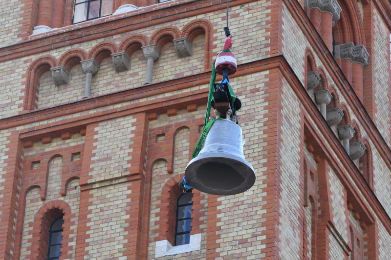 Új harangot emeltek be a Magyarok Nagyasszonya-társszékesegyház tornyába