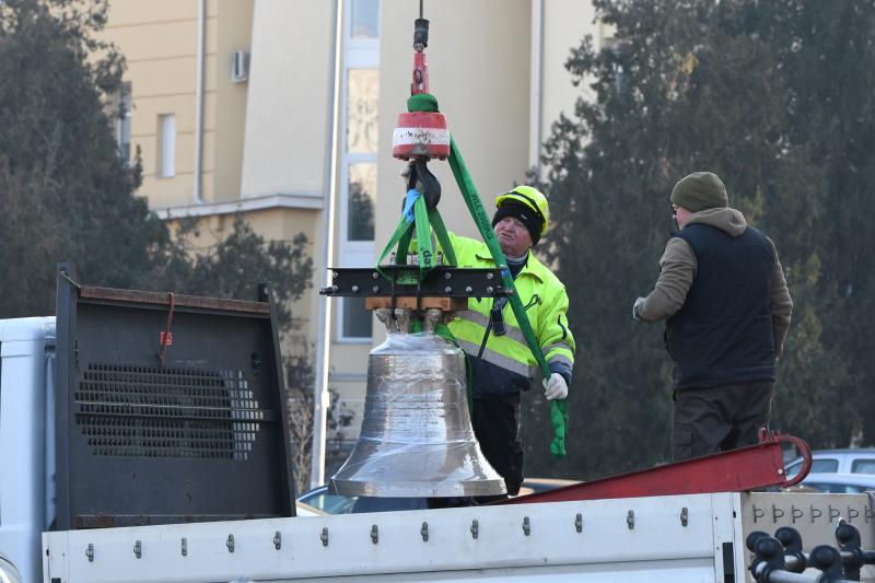 Új harangot emeltek be a Magyarok Nagyasszonya-társszékesegyház tornyába
