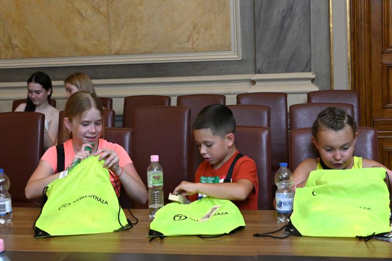 Ukrán gyerekek köszöntése a Városházán