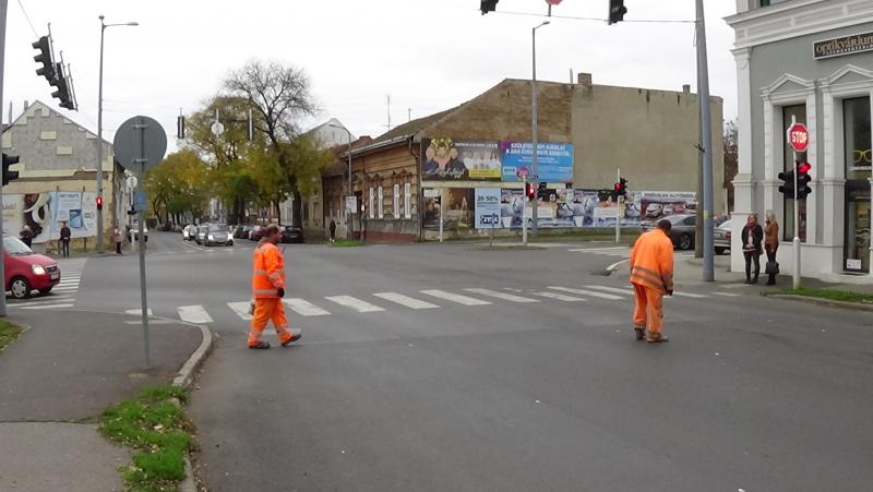 Útburkolati jelek festését végzik a Bocskai utcán