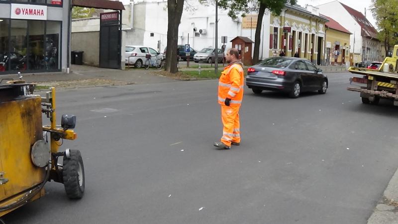Útburkolati jelek festését végzik a Bocskai utcán