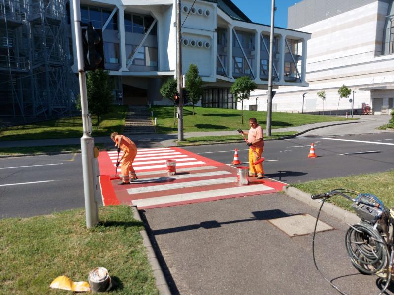 Útburkolati jeleket festettek