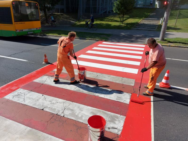 Útburkolati jeleket festettek