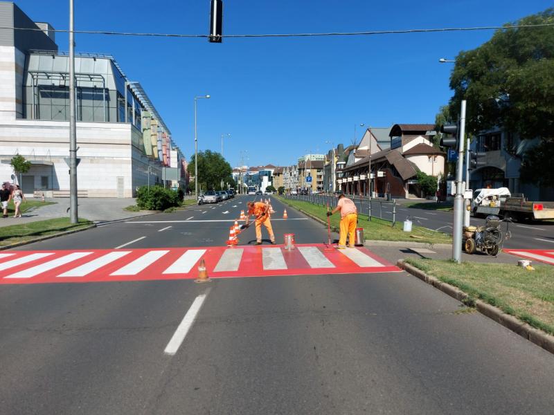 Útburkolati jeleket festettek