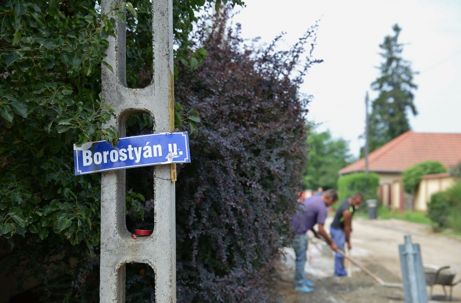 Útépítés a Borostyán utcán