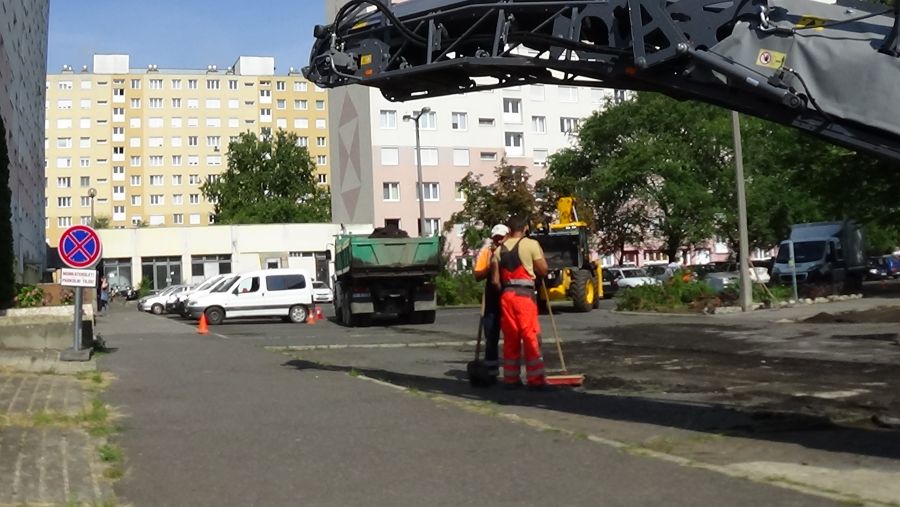Útfelújítási munkálatok az Ungvár sétány parkolóiban