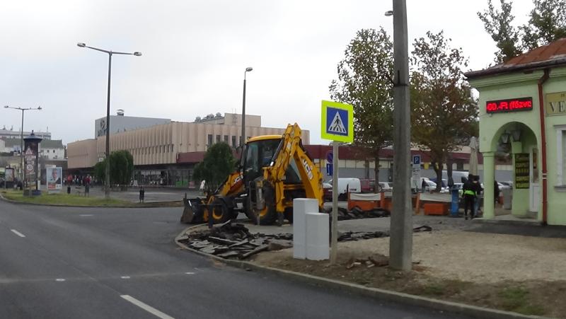 Városszerte több helyen újulnak a járdák